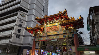 アーケードの中の夜市