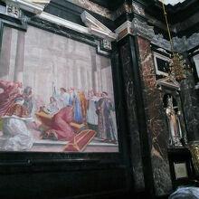 大聖堂の礼拝堂：2枚のフレスコ画が聖人の奇蹟を表現している。