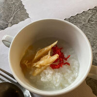 お粥が果物（マンゴー）と一緒に炊いてあり、香りが良くて美味