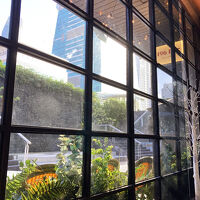 地階のモーニング会場前のスペースの向こうに台北101が見える