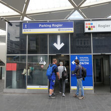 地下駐車場と地上を結ぶエレベータ