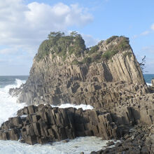 柱状節理の小さな島