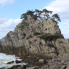鉾島の隣にある更に小さな島。ポットホールの浸食が目立つ