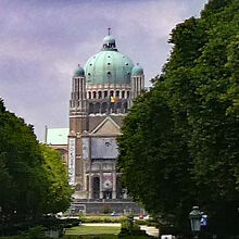 緑の多い公園の北西端部にあります