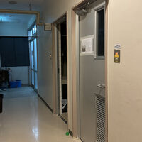 久高島宿泊交流館 、1階共用部のシャワールーム。