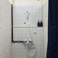 久高島宿泊交流館 、1階共用部のシャワールーム。