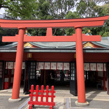千本鳥居の近くにある鳥居と奥にある建物