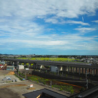 線路が見える側のお部屋だと、新幹線や列車の往来が見えます