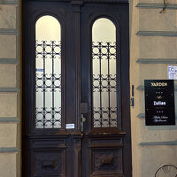 入口になります。かわいいホテルには見えない個人の家の様です。