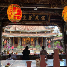 灯りも境内も、とても古いのにフォトジェニック