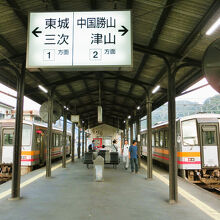新見駅 芸備・姫新線ホーム