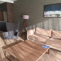 ジュニア・スイートのリビング部分。インテリアはやや質素。