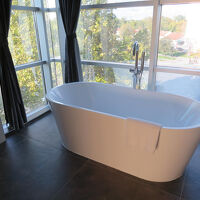 …独立型浴槽が総ガラス張りの壁の脇にあったのには（笑）。