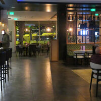 ホテル内のバー。