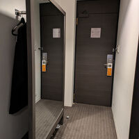 ロッカーではなく鏡裏に服をかけるところが斬新