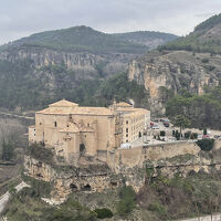 崖の上にある元修道院です。