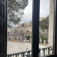 窓から宙吊りの家が見えました。