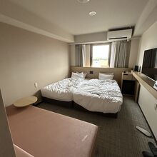 出発する時の写真です。到着時は綺麗にベットメイキングされてま