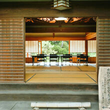 表門から離れを眺める