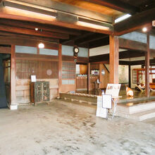 広い空間の商家の玄関