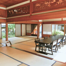 離れの大広間は贅と技を凝らしたのも