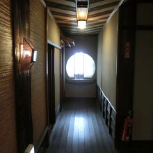 離れの２階は艶のある空間