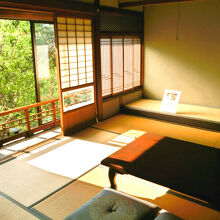 離れ２階の明るい部屋