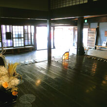 主屋のフロントからの眺め