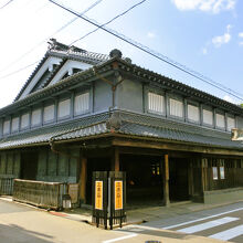 一際目立つ三楽荘