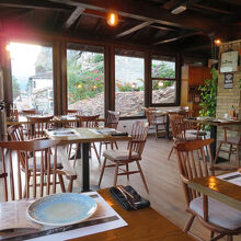 古民家を改装した屋内席のほか…、