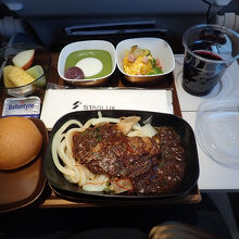 成田桃園便の機内食