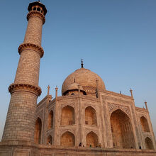 朝日を浴びるタージマハル
