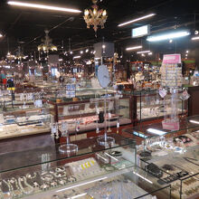 一階　豪華なガラス製品がいっぱい