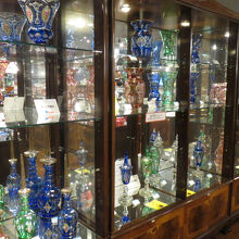 二階　ガラスケース内は豪華なガラス製品がいっぱい