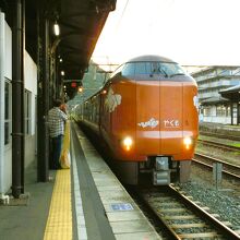 新見駅 特急やくも