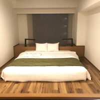 低めのベッドで部屋が広く感じます