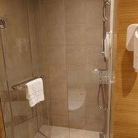湯船はなくて、シャワーのみ。