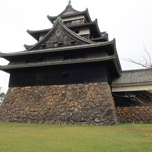 横からは黒い壁が
