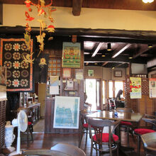 レトロカントリーな雰囲気の店内