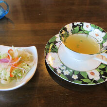 ランチのサラダとスープ