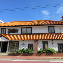 道路側から見た店舗と入口