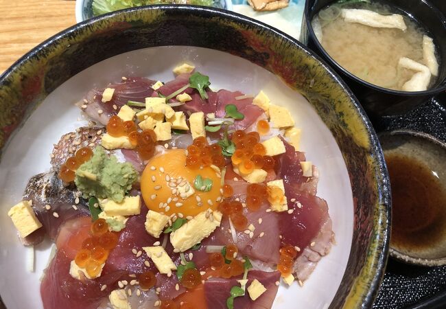 駅から徒歩すぐのところにあります