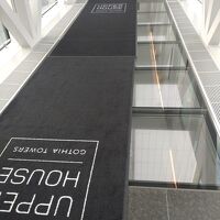 一部ガラスの床があります。