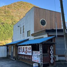 露天風呂は建物の向かいにあり、渓谷に面しています。