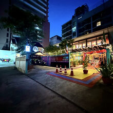 手前にあるメキシコ料理屋も、素敵な感じ。