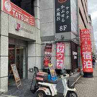 道路からの入り口と建物