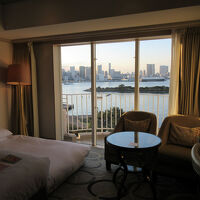 客室の大きな窓からレインボーブリッジが眺められます