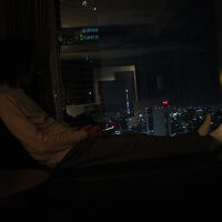 大きな窓から東京の夜景を眺めてます