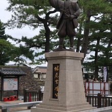 堀尾吉晴公の像