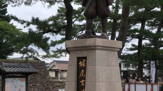 堀尾吉晴公の像